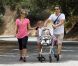 Jessica Alba en famille dans un parc de Beverly Hills profite d'une balade pour se dépenser avec ses trésors. Los Angeles, septembre 2012