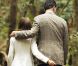 Pause tendresse dans une forêt qui n'a heureusement pas brûlé... Le prince Felipe et la princesse Letizia d'Espagne en visite au Parc national de Garanojay sur l'île de La Gomera, dans les Canaries, le 27 septembre 2012 à l'occasion de la Journée mondiale du tourisme.