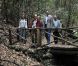 La princesse Letizia et le prince Felipe d'Espagne en promenade presque en amoureux au Parc national de Garanojay sur l'île de La Gomera, dans les Canaries, le 27 septembre 2012 à l'occasion de la Journée mondiale du tourisme.