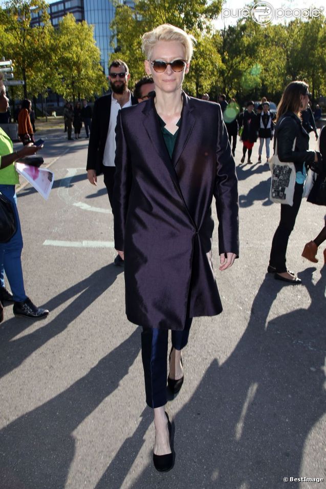 Tilda Swinton arrive à Bercy pour assister au défilé printemps-été 2013 d'Haider Ackermann. Paris, le 29 septembre 2012.