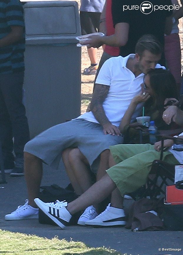 Exclusif - David et Victoria Beckham, parents amoureux qui assistent au match de foot de leurs fils Romeo et Cruz. Los Angeles, le 23 septembre 2012.