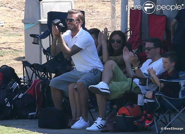 Exclusif - David et Victoria Beckham regardent leurs enfants Brooklyn et Romeo jouer au football a Brentwood, le 23 septembre 2012.
