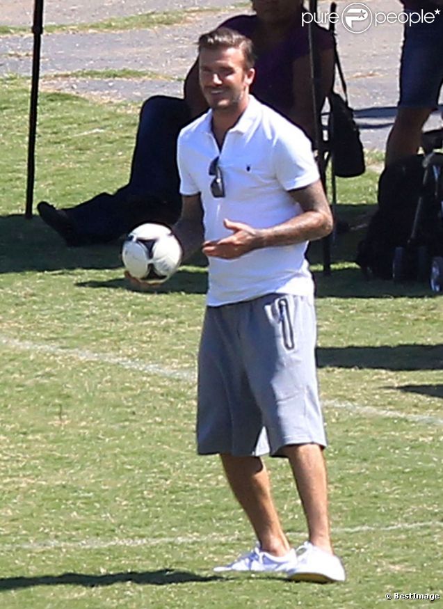 Exclusif - David Beckham, en véritable footballeur, ne peut s'empêcher de taper dans la balle. Los Angeles, le 23 septembre 2012.