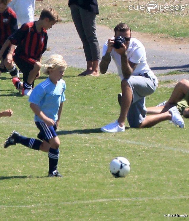 Exclusif - Appareil photo en main, David Beckham joue les paparazzi et se charge d'immortaliser ses fils Romeo et Cruz pendant leur match de foot. Los Angeles, le 23 septembre 2012.