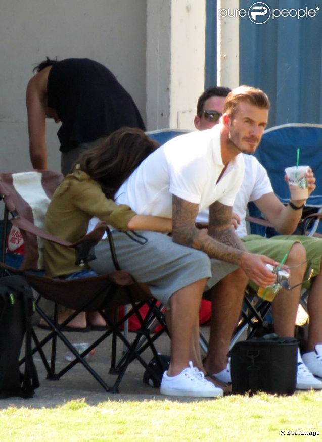 Exclusif - David Beckham sirote un thé glacé, confortablement installé sur les genoux de sa femme Victoria. Los Angeles, le 23 septembre 2012.