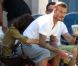 Exclusif - David Beckham sirote un thé glacé, confortablement installé sur les genoux de sa femme Victoria. Los Angeles, le 23 septembre 2012.