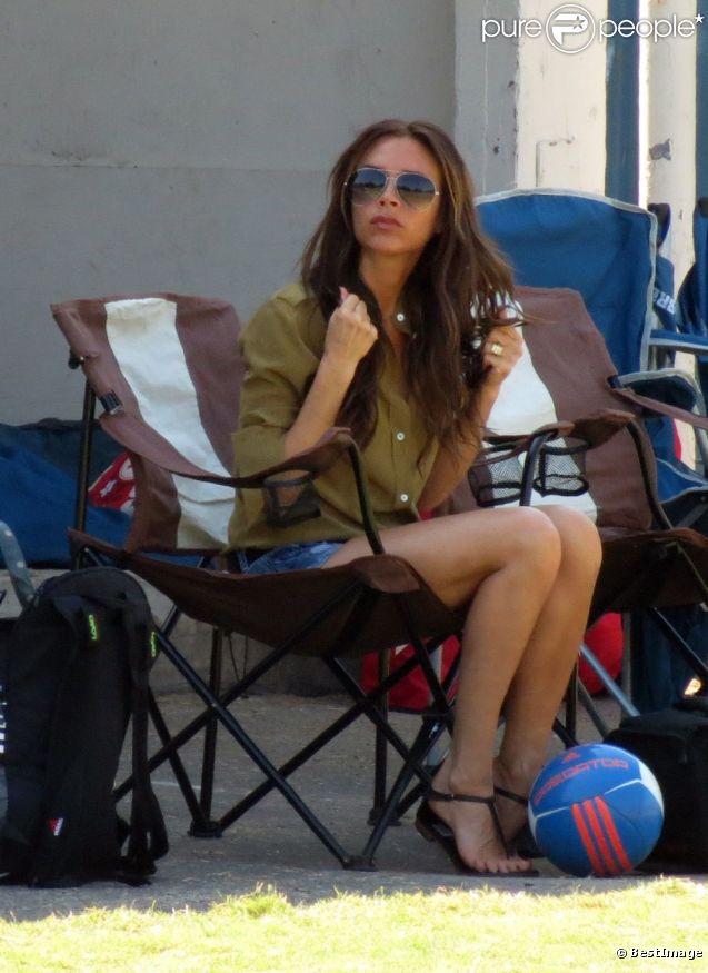 Exclusif - Victoria Beckham, habillée d'un mini-short en jean, profite du soleil en regardant deux de ses trois garçons Romeo et Cruz jouer au football. Los Angeles, le 23 septembre 2012.