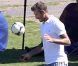 Exclusif - David Beckham, en véritable footballeur, ne peut s'empêcher de taper dans la balle. Los Angeles, le 23 septembre 2012.