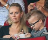 Helena Zeger, compagne de Zlatan Ibrahimovic et son fils Vincent lors du match du PSG face à Sochaux le samedi 29 septembre 2012