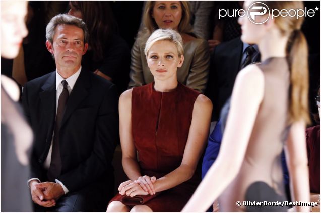 La princesse Charlene de Monaco, au côté de Peter Kriemler, au défilé Akris printemps/été 2013 lors de la Fashion Week de Paris, le 30 septembre 2012 au Palais de Chaillot