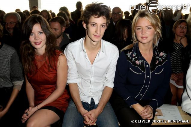 Pierre Niney entouré de Lou Lesage et Virginie Efira au défilé Printemps-Été John Galliano à La Cité de la Mode et du Design à Paris, le 30 septembre 2012.