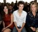 Pierre Niney entouré de Lou Lesage et Virginie Efira au défilé Printemps-Été John Galliano à La Cité de la Mode et du Design à Paris, le 30 septembre 2012.