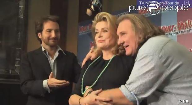 Les comédiens Edouard Baer, Catherine Deneuve et Gérard Depardieu lors de l'avant première de  Astérix et Obelix : Au service de Sa Majesté , à Berlin, le 1er octobre 2012.