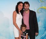 Christophe Dominici avec sa femme Lorette et leur petite fille Kiara lors de l'avant première de Clochette et Le Secret Des Fées au Gaumont Marignan de Paris le 2 octobre 2012