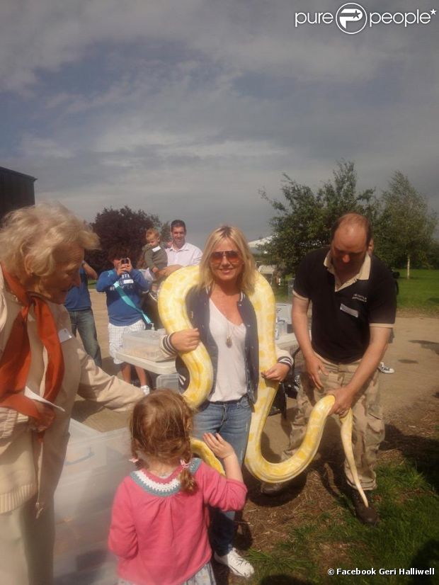 Photo de Geri Halliwell avec un serpent postée sur sa page Facebook officielle.