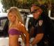 Photo de Geri Halliwell se faisant menotter par un policier à Miami, en 2010.