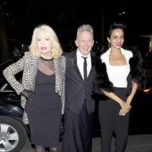 Amanda Lear, Jean Paul Gaultier et Farida Khelfa arrivent à la fondation Mapfre pour le vernissage de l'exposition The Fashion World of Jean Paul Gaultier : from the Sidewalk to the Catwalk. Madrid, le 4 octobre 2012.
