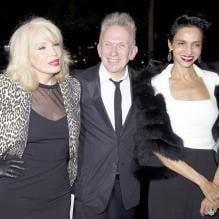 Jean Paul Gaultier, très bien entourée avec Amanda Lear et Farida Khelfa pour le vernissage de l'exposition The Fashion World of Jean Paul Gaultier : from the Sidewalk to the Catwalk à la fondation Mapfre. Madrid, le 4 octobre 2012.