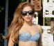 Lady Gaga, en soutien-gorge et micro-short en jean, s'est offert avec son staff un déjeuner à la plage restaurant Les Pirates de Juan-les-Pins vendredi 5 octobre 2012, au lendemain d'un concert à Nice et à la veille de sa dernière date européenne à Barcelone.