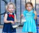 Les filles de Sarah Jessica Parker, Marion et Tabitha font de la trottinette et se défoulent dans un parc avec leurs amies sous les yeux de la nounou, le 5 octobre 2012 à New York
