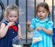 Les filles de Sarah Jessica Parker, Marion et Tabitha font de la trottinette et se défoulent dans un parc avec leurs amies sous les yeux de la nounou, le 5 octobre 2012 à New York