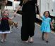 Les filles de Sarah Jessica Parker, Marion et Tabitha font de la trottinette et se défoulent dans un parc avec leurs amies sous les yeux de la nounou, le 5 octobre 2012 à New York