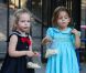 Les filles de Sarah Jessica Parker, Marion et Tabitha font de la trottinette et se défoulent dans un parc avec leurs amies sous les yeux de la nounou, le 5 octobre 2012 à New York