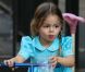 Les filles de Sarah Jessica Parker, Marion et Tabitha font de la trottinette et se défoulent dans un parc avec leurs amies sous les yeux de la nounou, le 5 octobre 2012 à New York