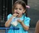 Les filles de Sarah Jessica Parker, Marion et Tabitha font de la trottinette et se défoulent dans un parc avec leurs amies sous les yeux de la nounou, le 5 octobre 2012 à New York - Marion en pleine action