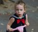 Les filles de Sarah Jessica Parker, Marion et Tabitha font de la trottinette et se défoulent dans un parc avec leurs amies sous les yeux de la nounou, le 5 octobre 2012 à New York - Tabitha porte une jolie robe marinière