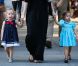 Les filles de Sarah Jessica Parker, Marion et Tabitha font de la trottinette et se défoulent dans un parc avec leurs amies sous les yeux de la nounou, le 5 octobre 2012 à New York