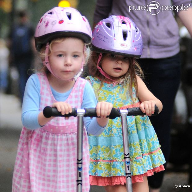 Marion et Tabitha, filles de Sarah Jessica Parker, font de la trottinette comme des pros le 4 octobre 2012 à New York