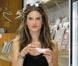 Alessandra Ambrosio va acheter quelques magazines de mode à Los Angeles, le 5 octobre 2012
