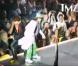 Le chanteur d'Aerosmith poussé dans la foule par son guitariste, en 2010.