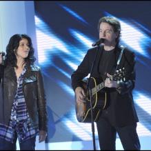 Francis Cabrel et Souad Massi sur le plateau de <em>Vivement Dimanche</em>, en mars 2010.