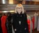 Mireille Darc au vernissage de l'exposition D'un pôle à l'autre à Paris, le 1er octobre 2012.