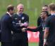 Le prince William et son épouse Kate Middleton ont rencontré les joueurs de la sélection britannique lors de l'inauguration du centre d'entraînement des Three Lions, le St George's Park à Burton-upon-Trent le 9 octobre 2012