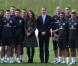 Le prince William et son épouse Kate Middleton ont rencontré les joueurs de la sélection britannique lors de l'inauguration du centre d'entraînement des Three Lions, le St George's Park à Burton-upon-Trent le 9 octobre 2012
