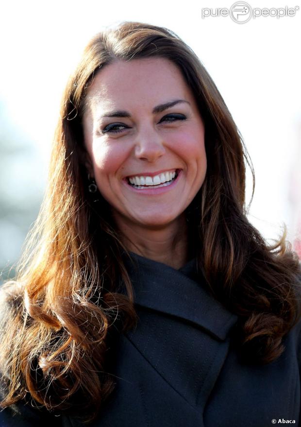Kate Middleton rayonnante lors de l'inauguration du centre d'entraînement des Three Lions, le St George's Park à Burton-upon-Trent le 9 octobre 2012