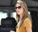Alessandra Ambrosio charge son 4x4 Range Rover après avoir effectué quelques achats chez Janie and Jack. Los Angeles, le 9 octobre 2012.