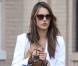Alessandra Ambrosio exhibe ses jolies gambettes grâce à un minishort à franges, porté avec un blazer blanc et des bottines Chloé, près du centre commercial Barney's New York. Beverly Hills, le 9 octobre 2012.