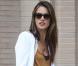 Alessandra Ambrosio, superbe pour un moment shopping chez Barney's New York. Beverly Hills, le 9 octobre 2012.