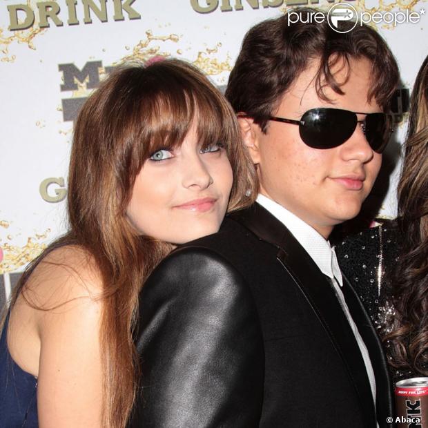 Paris affectueuse avec son grand frère Prince Michael à la soirée de lancement de la boisson énergétique Mr. Pink Ginseng, au Beverly Wilshire Hotel à Los Angeles, le 11 octobre 2012.