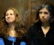 Maria Alekhina et Nadedja Tolokonnikova (qui vient de désavouer son compagnon), condamnées à deux ans de camp, le 10 octobre 2012 à Moscou.