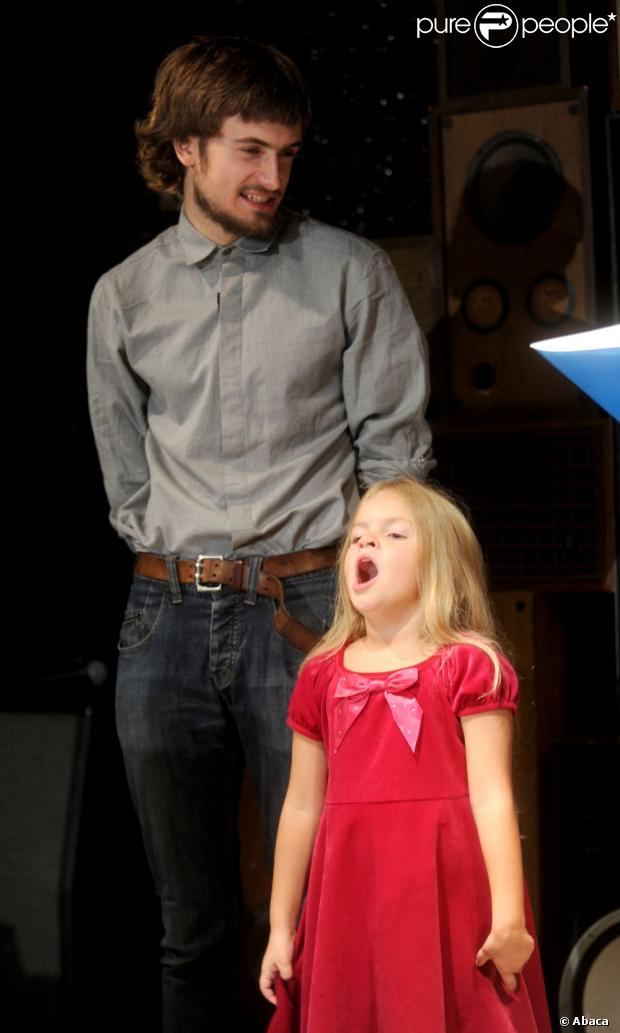Pyotr Verzilov, époux de Nadejda Tolokonnikova qui vient le désavouer, et sa fille Gera reçus par Yoko Ono à New York, le 21 septembre 2012. La veuve de Johnny Lennon vient d'attribuer aux Pussy Riot la bourse LennonOno pour la paix.
