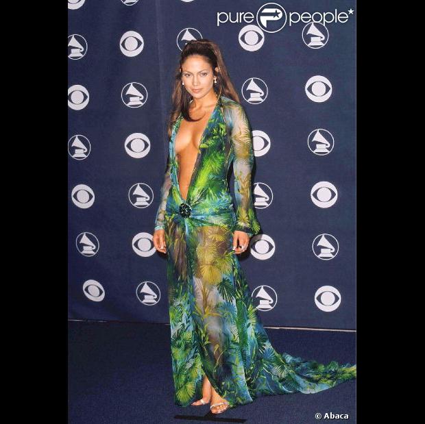 Jennifer Lopez habillée d'une robe Versace issue de la collection prêt-à-porter printemps-été 2000 lors de la 42e cérémonie des Grammy Awards. Los Angeles, le 23 février 2000.
