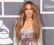 Jennifer Lopez en robe Emilio Pucci et souliers Christian Louboutin, scintille sur le tapis rouge des Grammy Awards. Los Angeles, le 13 février 2011.