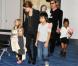 Brad Pitt et Angelina Jolie avec leurs enfants au Japon en novembre 2011