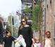 Angelina Jolie avec ses enfants Pax, Vivienne et Shiloh en mars 2012