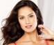 Lilian Queiroz donne au corail ses galons d'honneur en posant en lingerie pour Macy's.